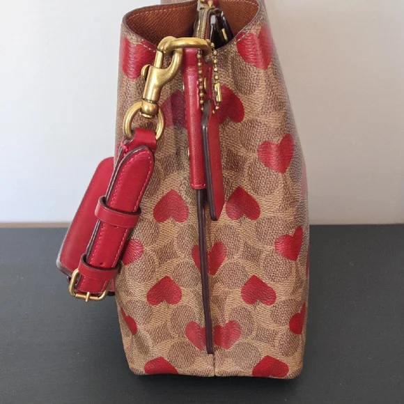 Willow Bucket Bag In Signature Canvas With Heart Print
C8389 - Picture 5 of 16